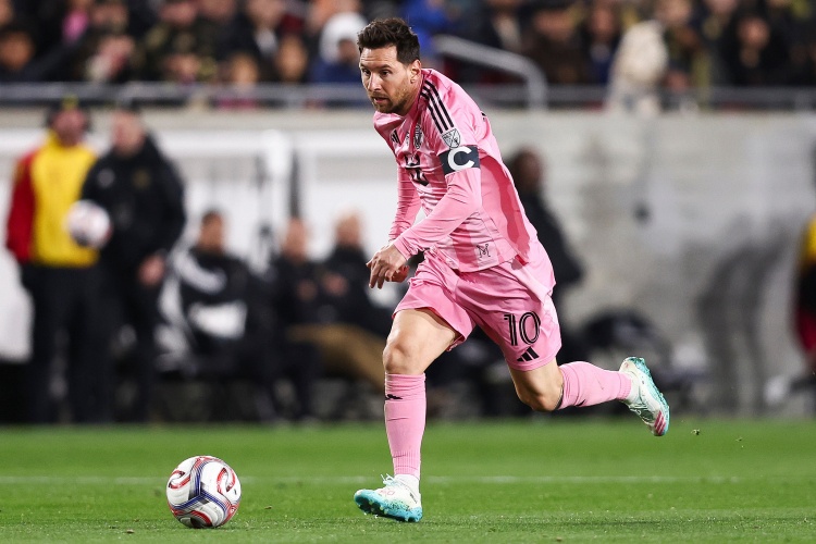 世界杯对阵安排-足坛历史射手榜：C罗965球居首，梅西899球第2，贝利第3独狼第4